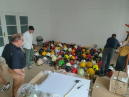 Tűzoltósisakokkal a világ körül