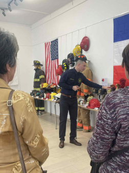 Tűzoltósisakokkal a világ körül