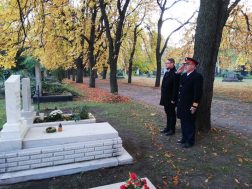 Koszorúzás a Fiumei úti sírkertben