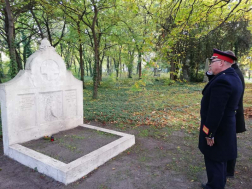 Koszorúzás a Fiumei úti sírkertben
