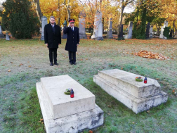 Koszorúzás a Fiumei úti sírkertben