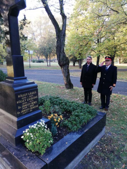 Koszorúzás a Fiumei úti sírkertben